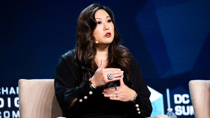 Profile 'nữ tướng' gốc Việt được bổ nhiệm làm quyền chủ tịch cơ quan giám sát thị trường crypto ở Mỹ